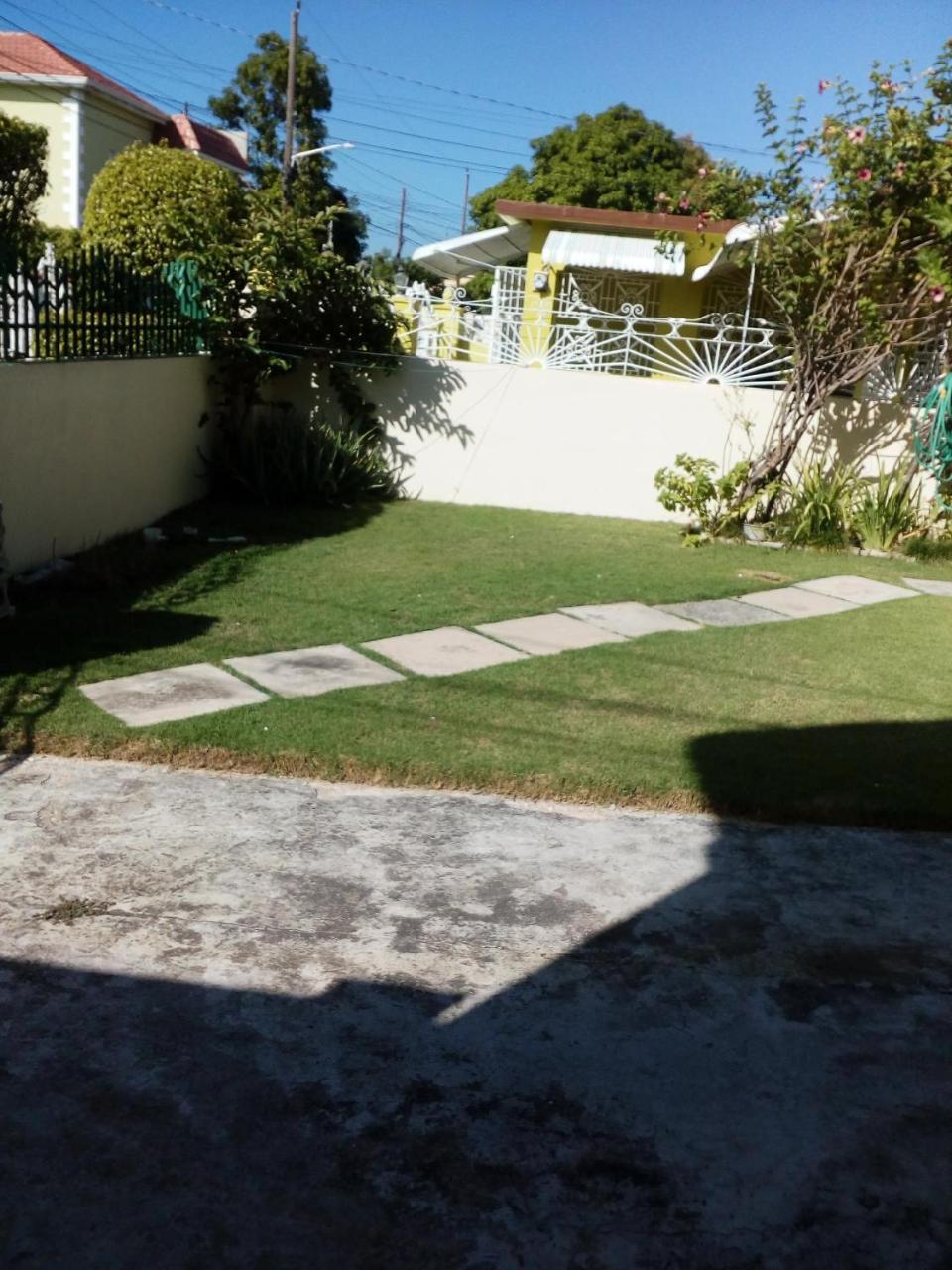 Cozy & Comfy Apartment Portmore Bagian luar foto