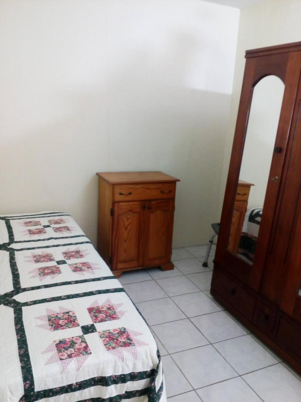 Cozy & Comfy Apartment Portmore Bagian luar foto