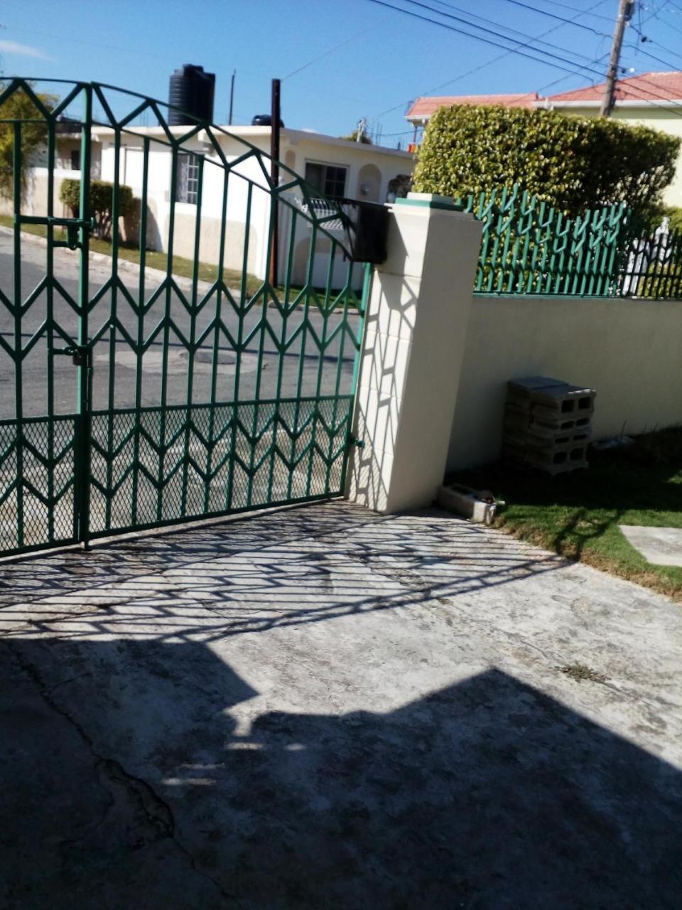 Cozy & Comfy Apartment Portmore Bagian luar foto