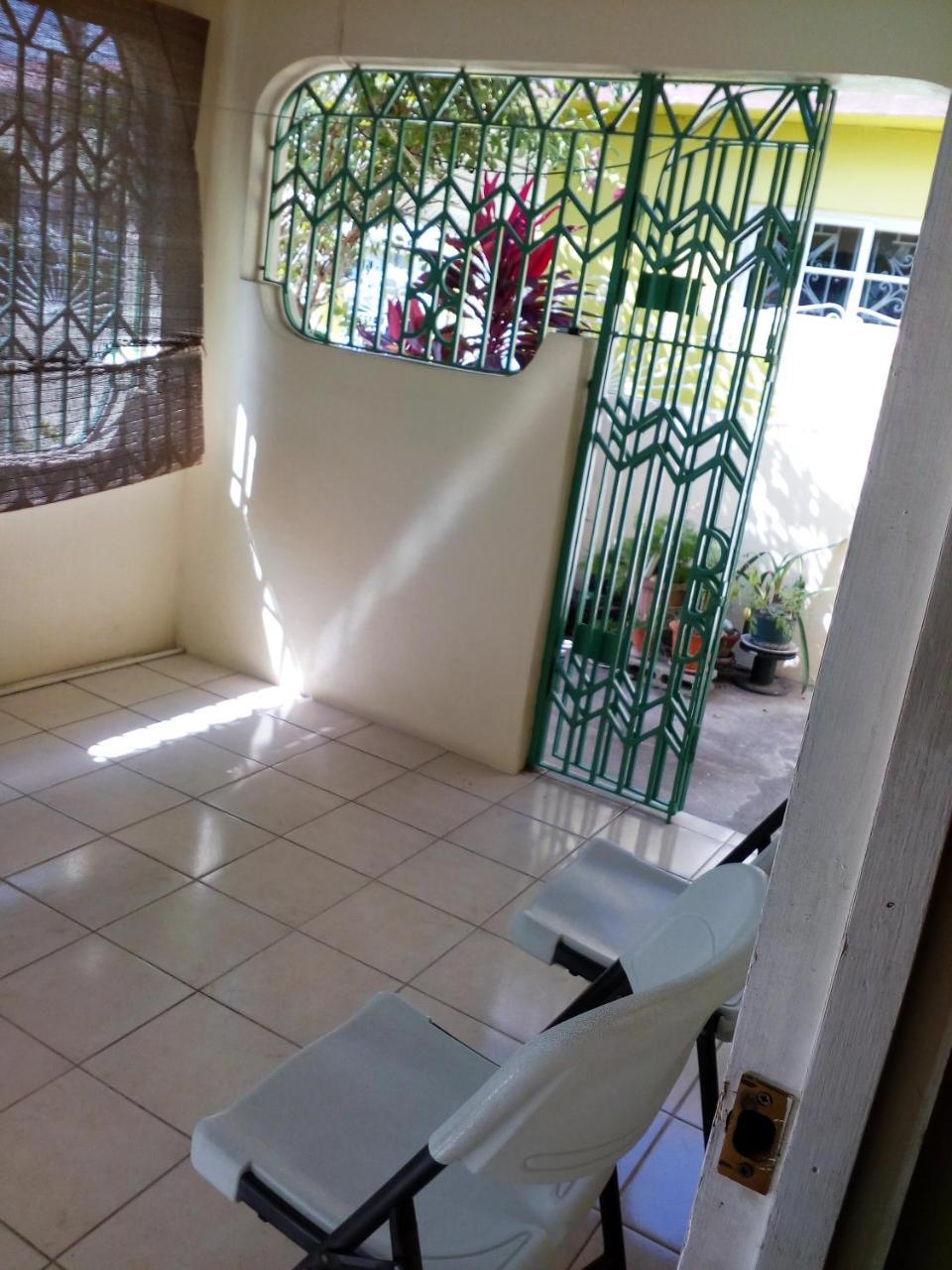Cozy & Comfy Apartment Portmore Bagian luar foto